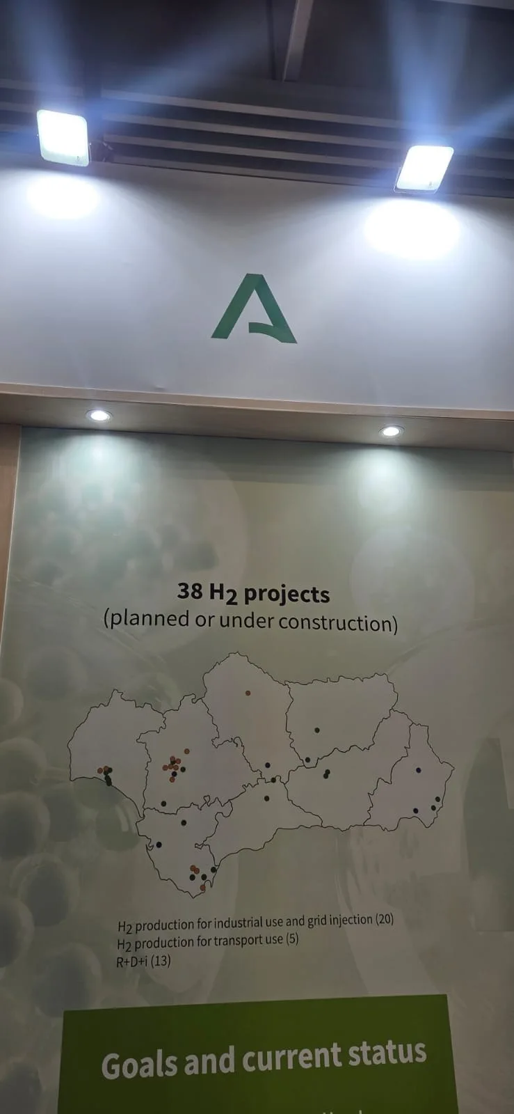 Cartel de EHEC con un mapa de 38 proyectos de hidrógeno previstos o en construcción.