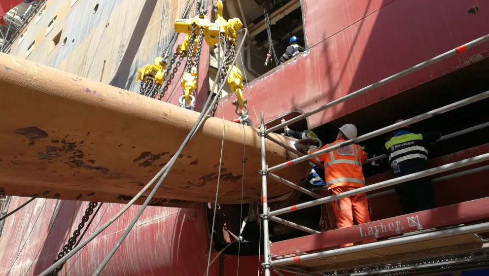 Trabajos de reparación y mantenimiento de maquinaria naval