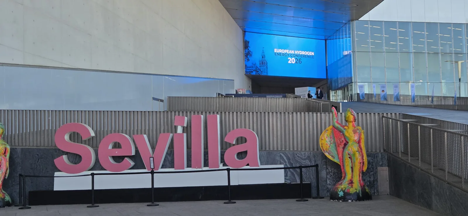 Letras de Sevilla ante la entrada de European Hydrogen Energy Conference 2026.