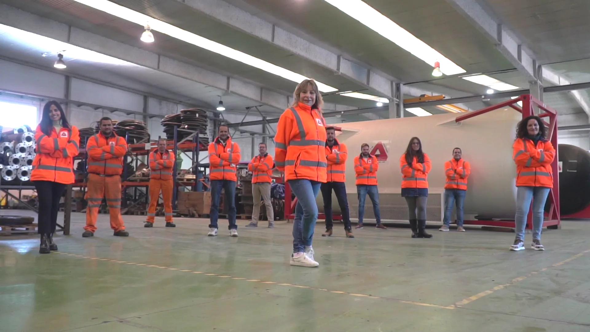 El equipo de ITM Testing en la nave, con chalecos naranjas.